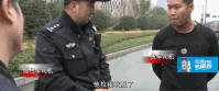 行车互不相让 两司机下车“掐架”